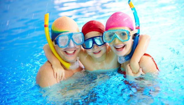 3 Kinder mit Tauchermasken und Schnorchel 