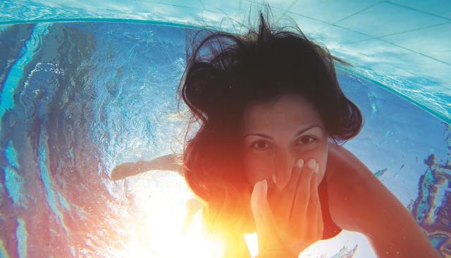 KI-Frau mit 6 Fingern beim Apnoe-Tauchen im Freibad