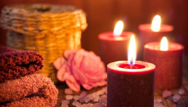 Arrangement aus Kerzen und Bllumen